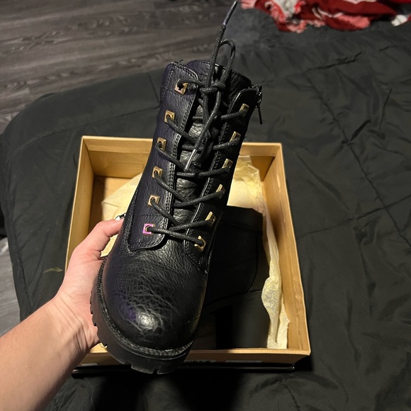 Boots - Picture 7 of 11